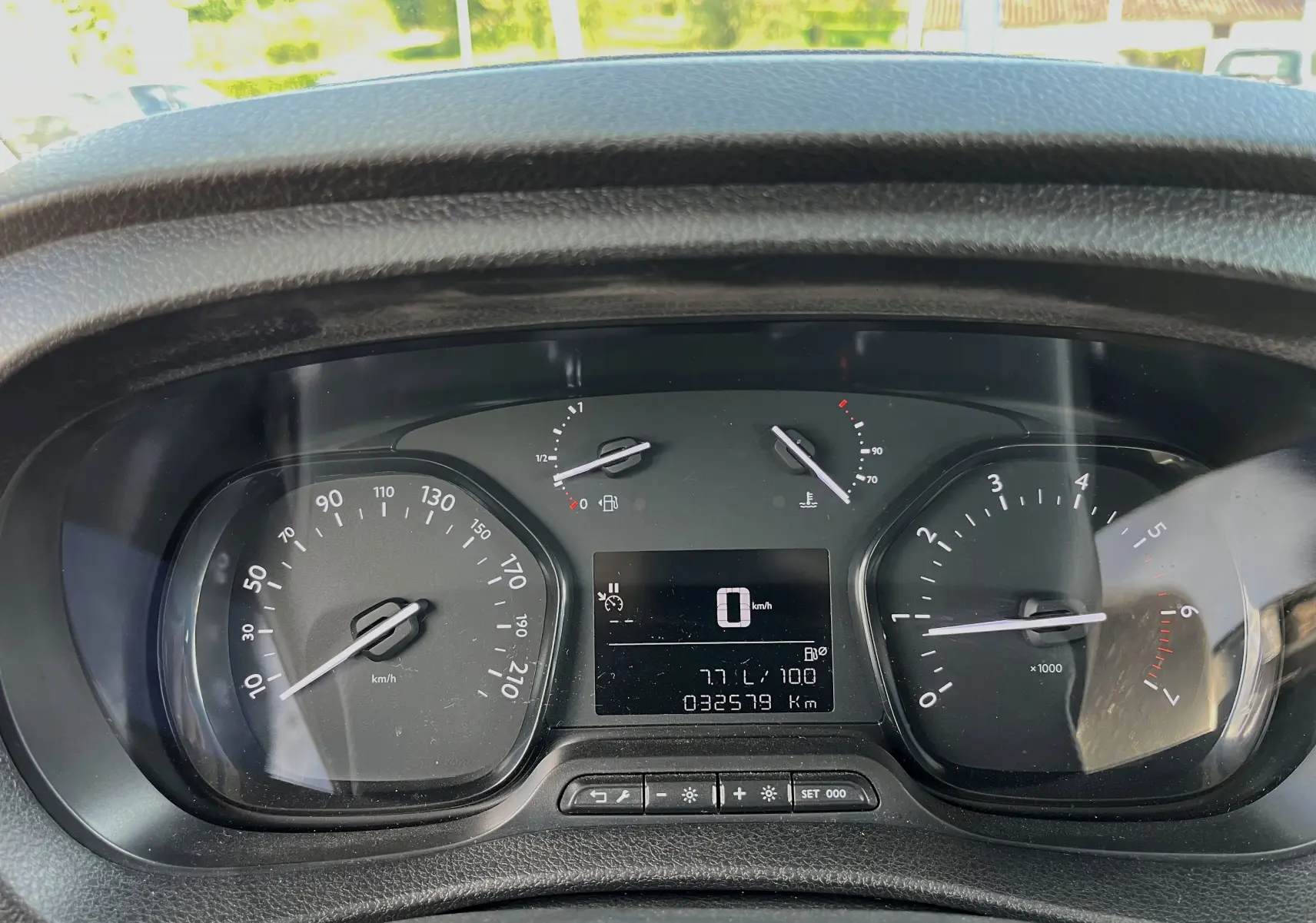 Tableau de bord du Citroën Jumpy Spacetourer 2022 montrant vitesse, compte-tours et jauges, cadrans noirs avec affichage digital.