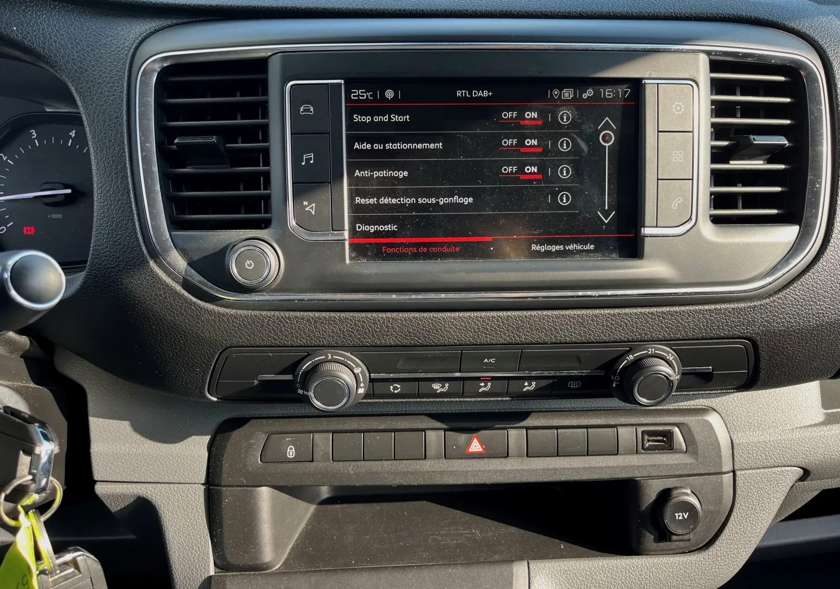 Vue rapprochée du tableau de bord noir du Citroën Spacetourer 2022, avec écran tactile et commandes climatisation.