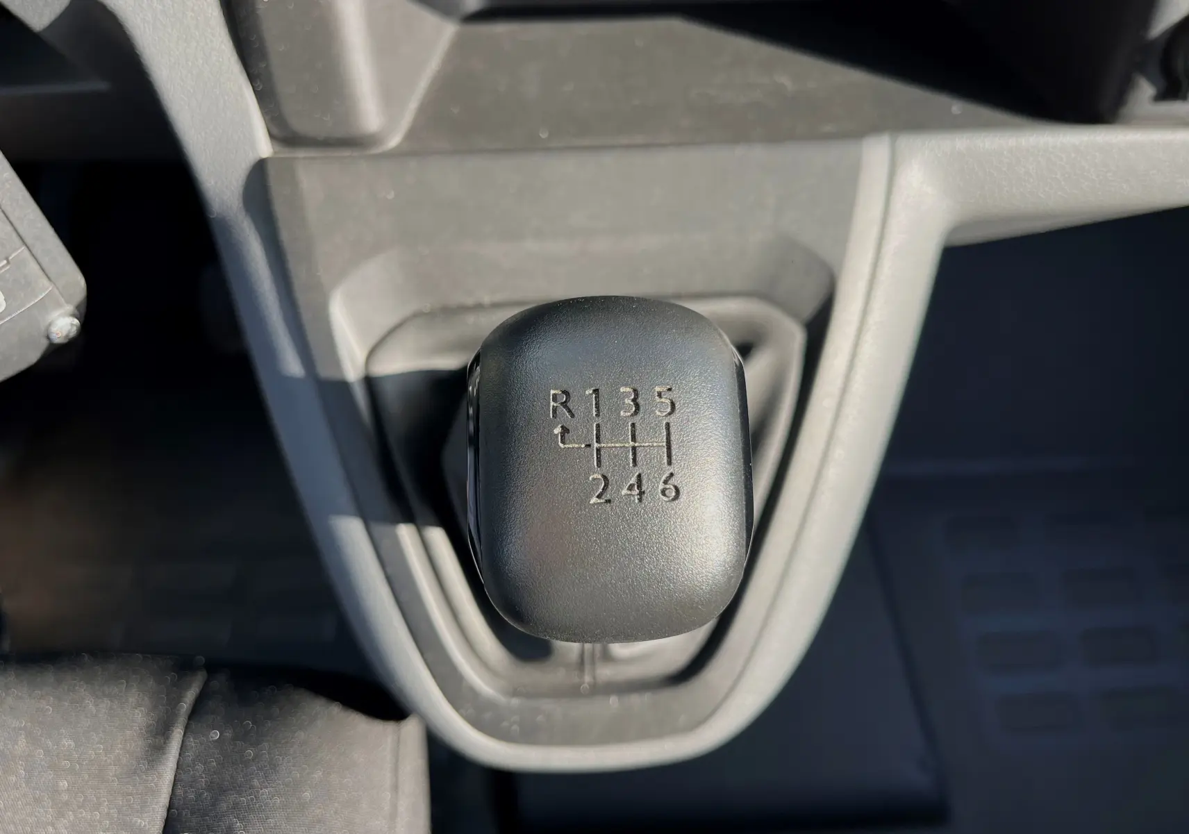 Le levier de vitesses manuel noir du Citroën Jumpy Spacetourer 2022, vue rapprochée de dessus.