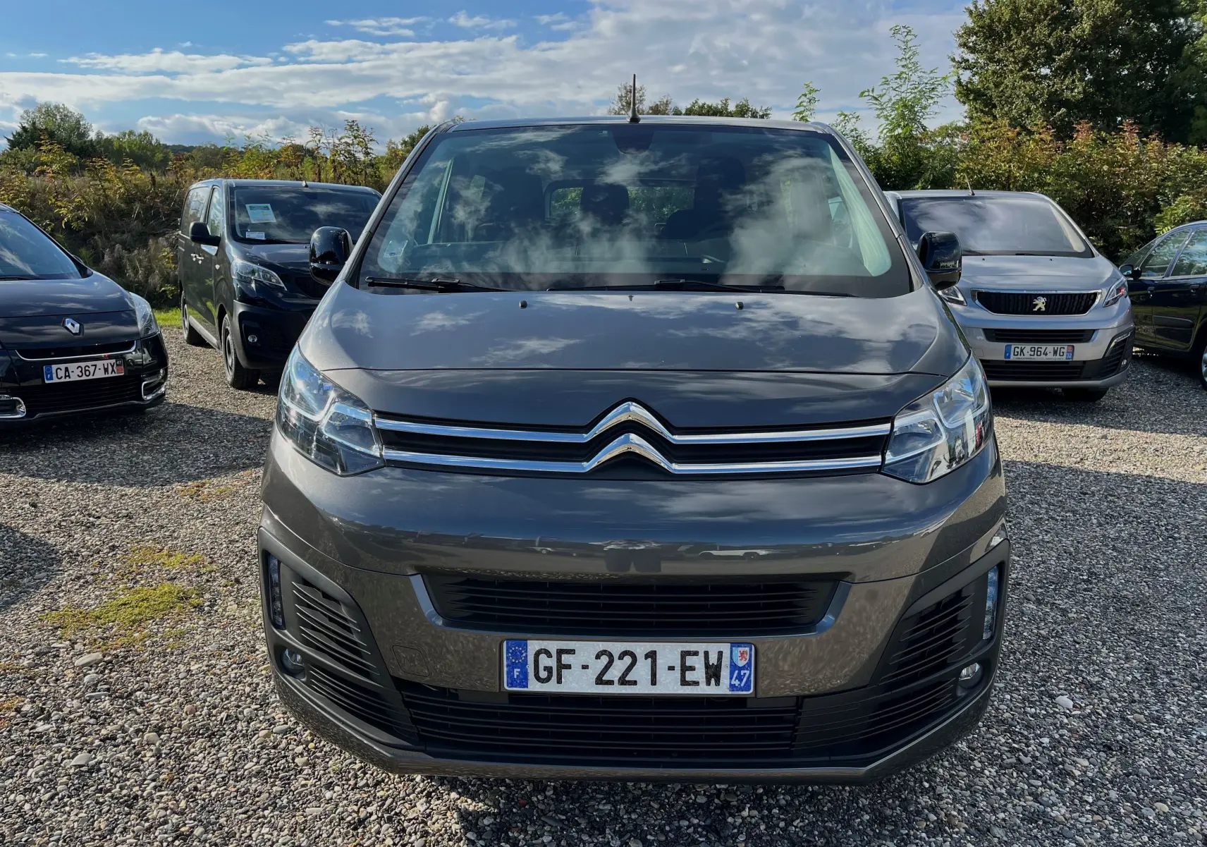 Vue de face d'un Citroën Jumpy Spacetourer gris 2022 avec calandre chromée et plaque d'immatriculation française.