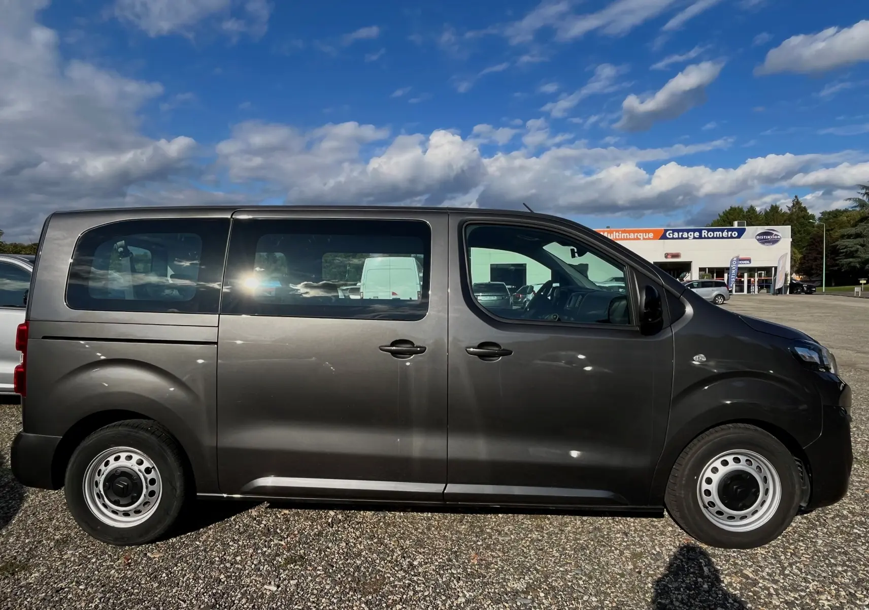 Profil côté gauche d'un Citroën Jumpy Spacetourer gris foncé 2022 avec 9 places, roues acier et vitres teintées.