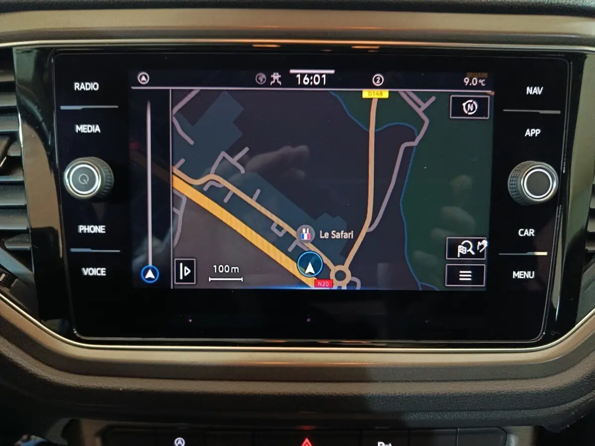 Écran tactile central du tableau de bord du Volkswagen T-Roc gris foncé, affichant la navigation 3D.