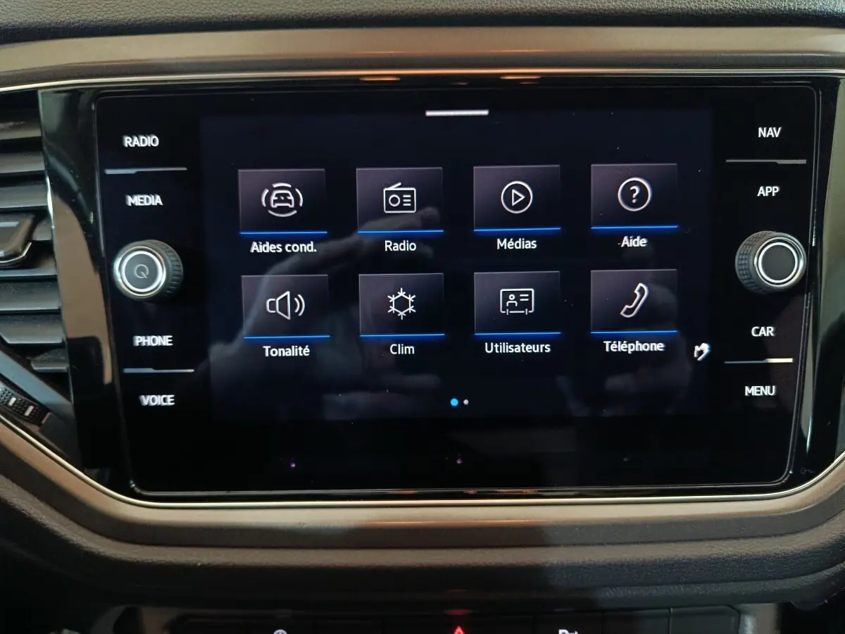Écran tactile central du Volkswagen T-Roc 2.0 TDI 150 Lounge Business 2021, affichant le menu multimédia.