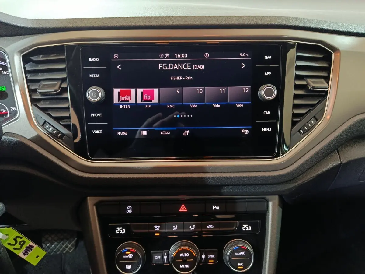 Vue rapprochée de l’écran tactile central et de la console de climatisation du Volkswagen T-Roc gris foncé 2021.