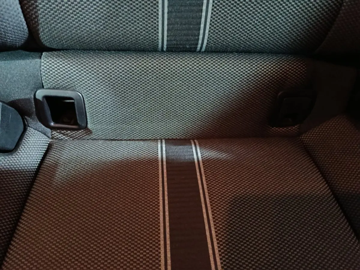 Gros plan sur la banquette arrière gris foncé du Volkswagen T-Roc 2021 avec motifs et attaches Isofix visibles.