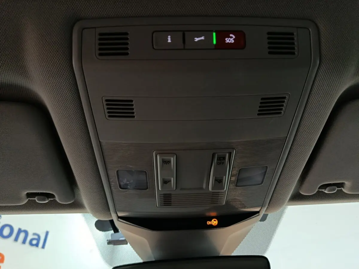 Vue intérieure du plafonnier avec commandes d’éclairage et bouton SOS d’un Volkswagen T-Roc gris foncé 2021.