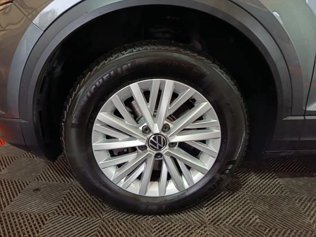 Gros plan sur la roue avant droite gris foncé du Volkswagen T-Roc 2.0 TDI 150 Lounge Business avec jante alliage argentée.