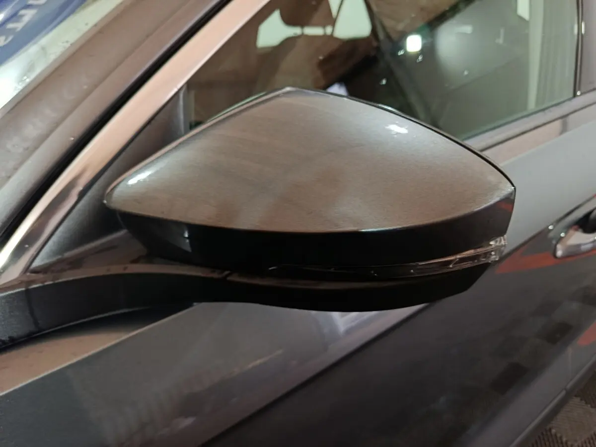 Gros plan sur le rétroviseur côté conducteur gris foncé du Volkswagen T-Roc 2.0 TDI 150 Lounge Business 2021.