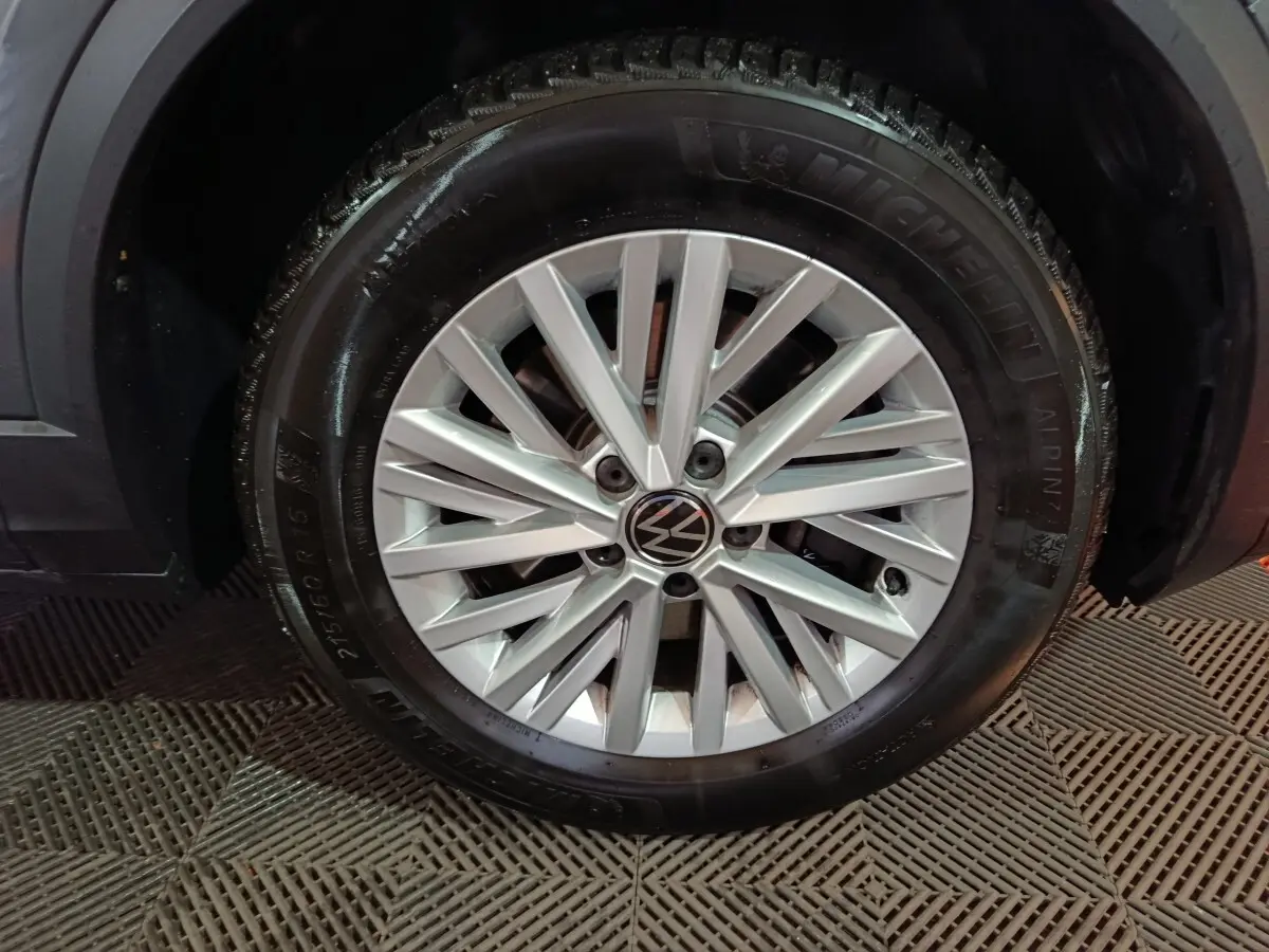 Gros plan sur la roue avant droite du Volkswagen T-Roc gris foncé, avec jante alliage et pneu Michelin visible.