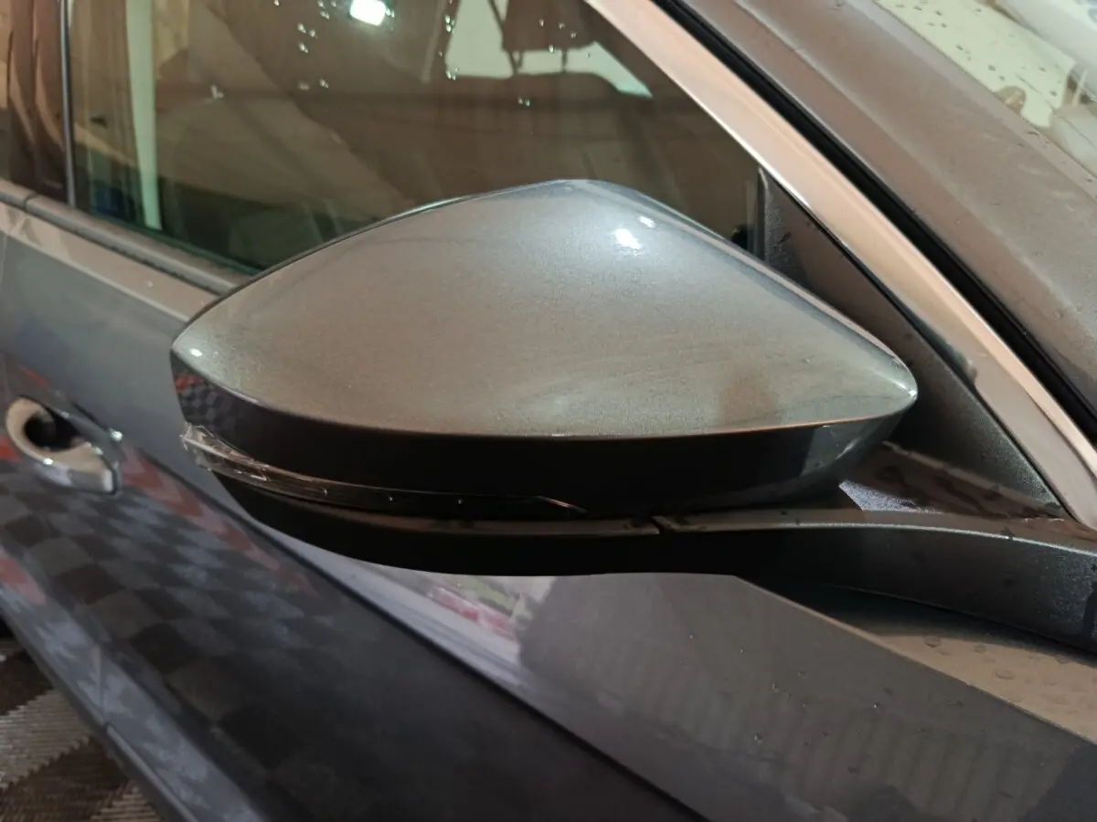 Rétroviseur côté gauche gris foncé du Volkswagen T-Roc 2.0 TDI 150 Lounge Business, avec clignotant intégré.