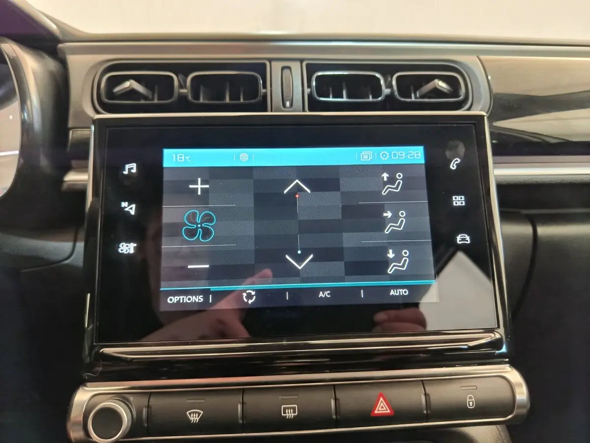 Écran tactile central de la Citroën C3 2020 affichant les réglages de climatisation, entouré de commandes et aérateurs noirs.