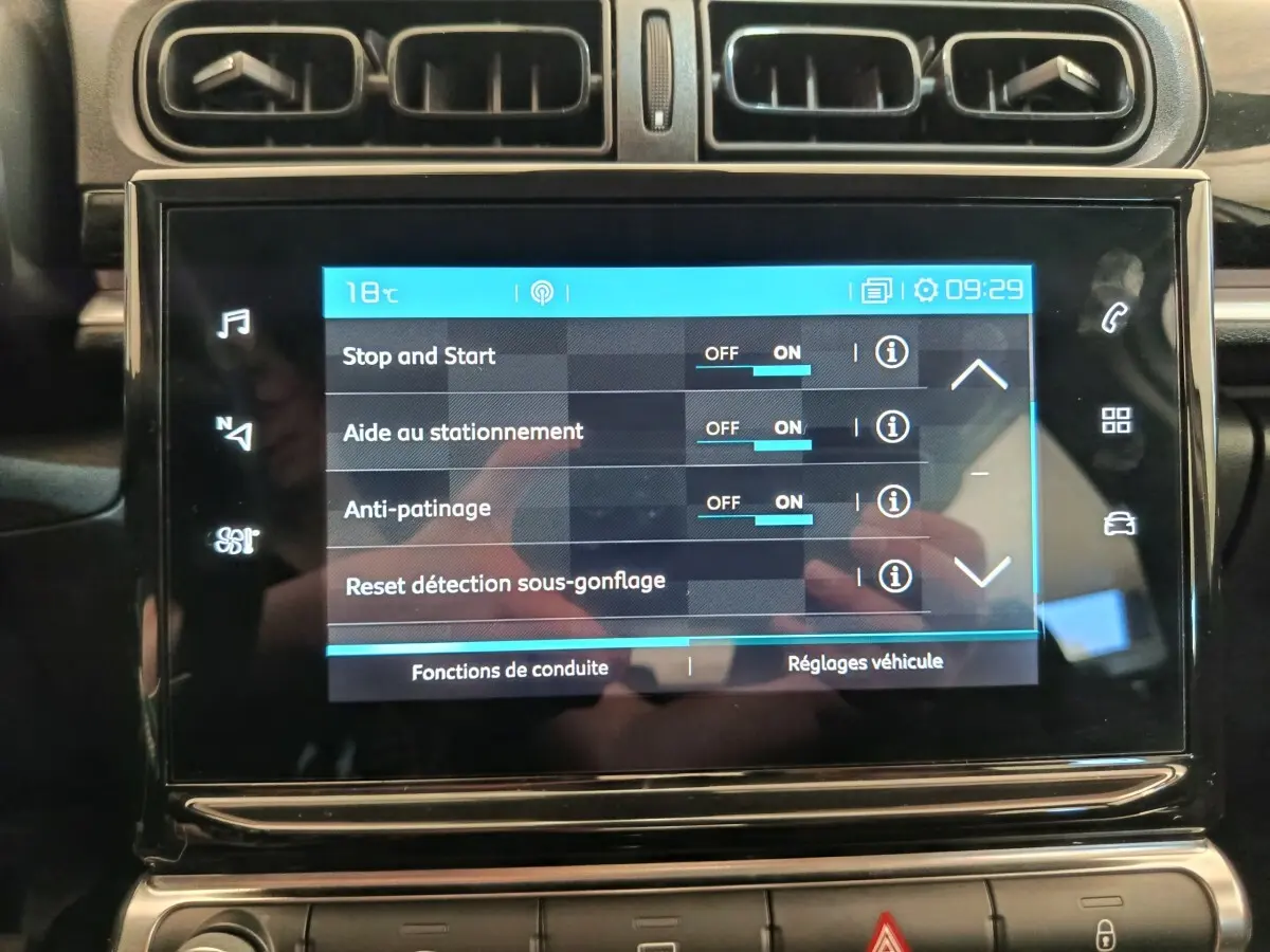 Écran tactile central affichant les réglages d’aide à la conduite dans l’habitacle d’une Citroën C3 blanche.