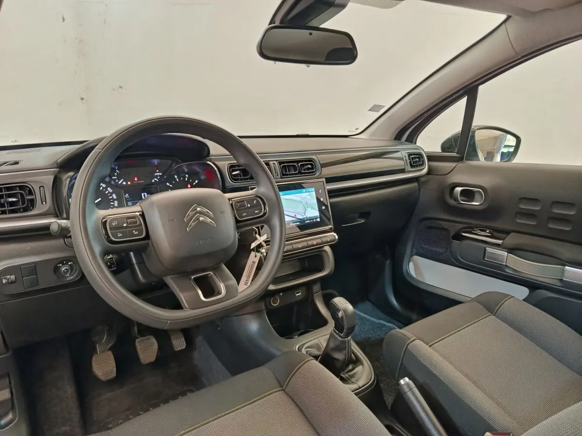 Intérieur de la Citroën C3 blanc, vue côté conducteur, tableau de bord avec écran tactile et volant multifonctions.