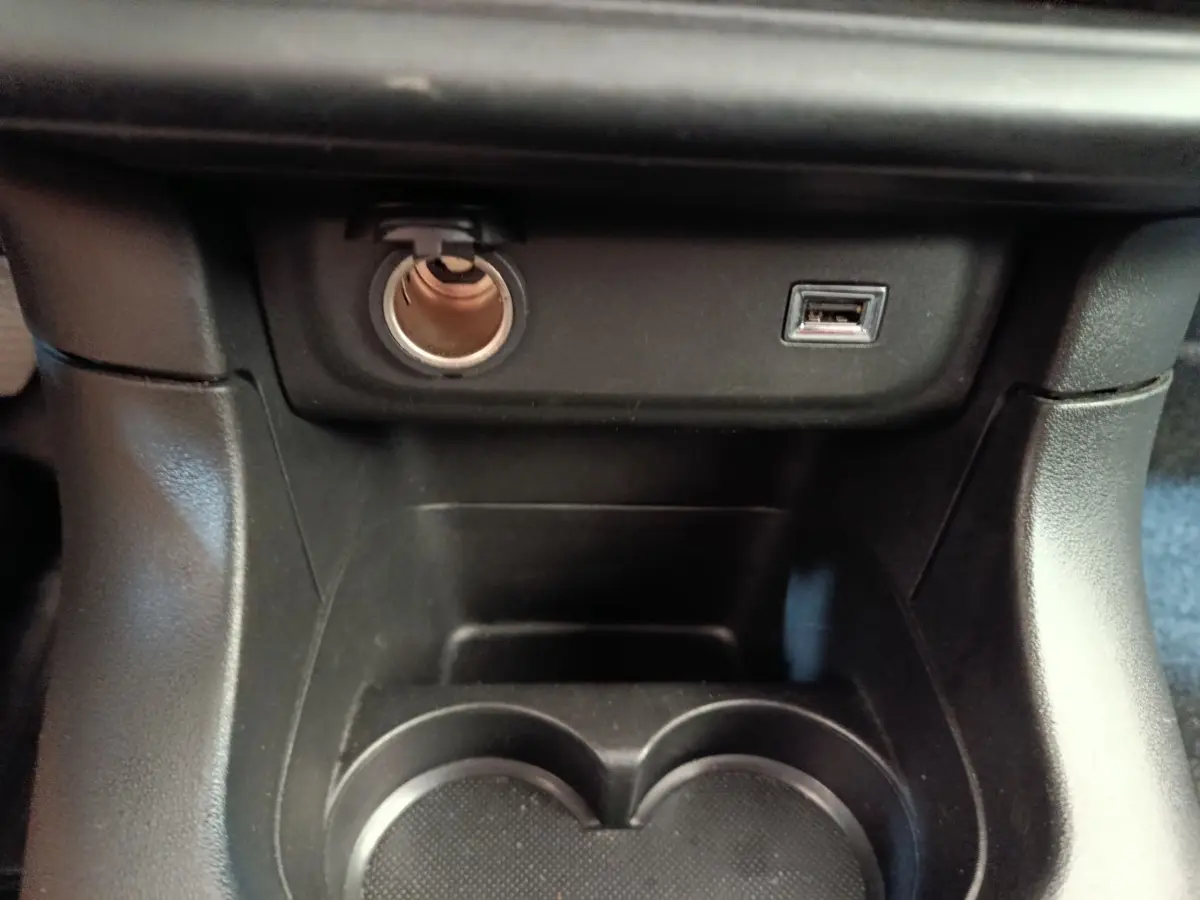Prise 12V et port USB au centre de la console avant d'une Citroën C3 blanche, version Feel Business 2020.