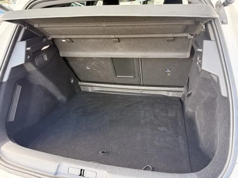 Coffre ouvert vu de l'arrière d'un DS7 Crossback blanc 2019, montrant un espace de chargement propre et vide.