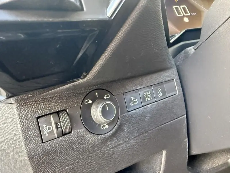 Détail du tableau de bord côté gauche du DS7 Crossback blanc 2019 montrant les commandes d’éclairage et d’assistance.