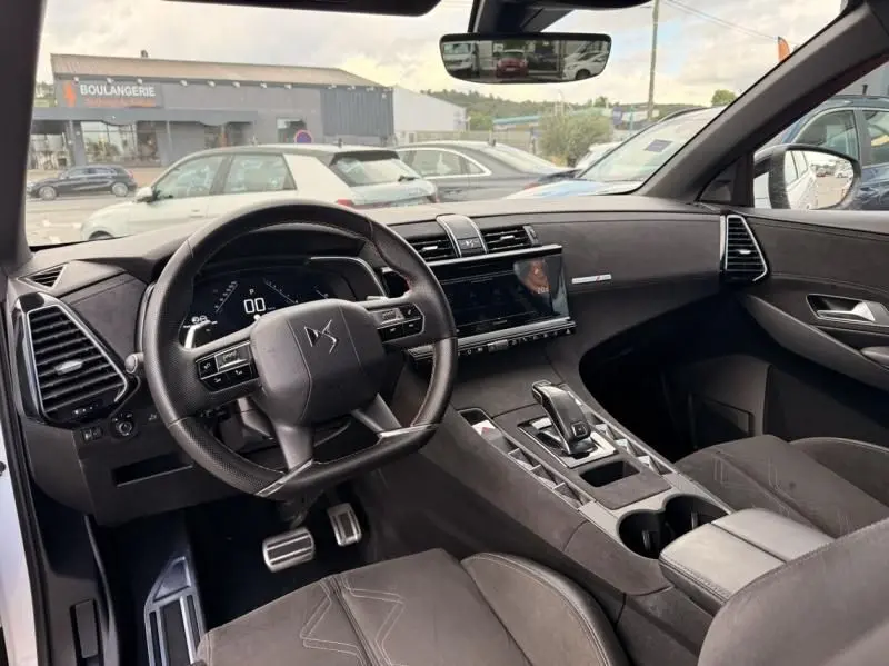 Intérieur du DS7 Crossback blanc 2019, vue côté conducteur sur le tableau de bord et volant multifonction au design DS.