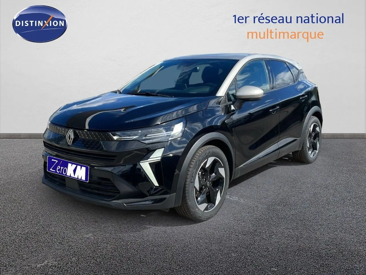 Renault Captur 2025 noir étoile métal avec toit gris, vue 3/4 avant mettant en valeur ses optiques LED et jantes biton.