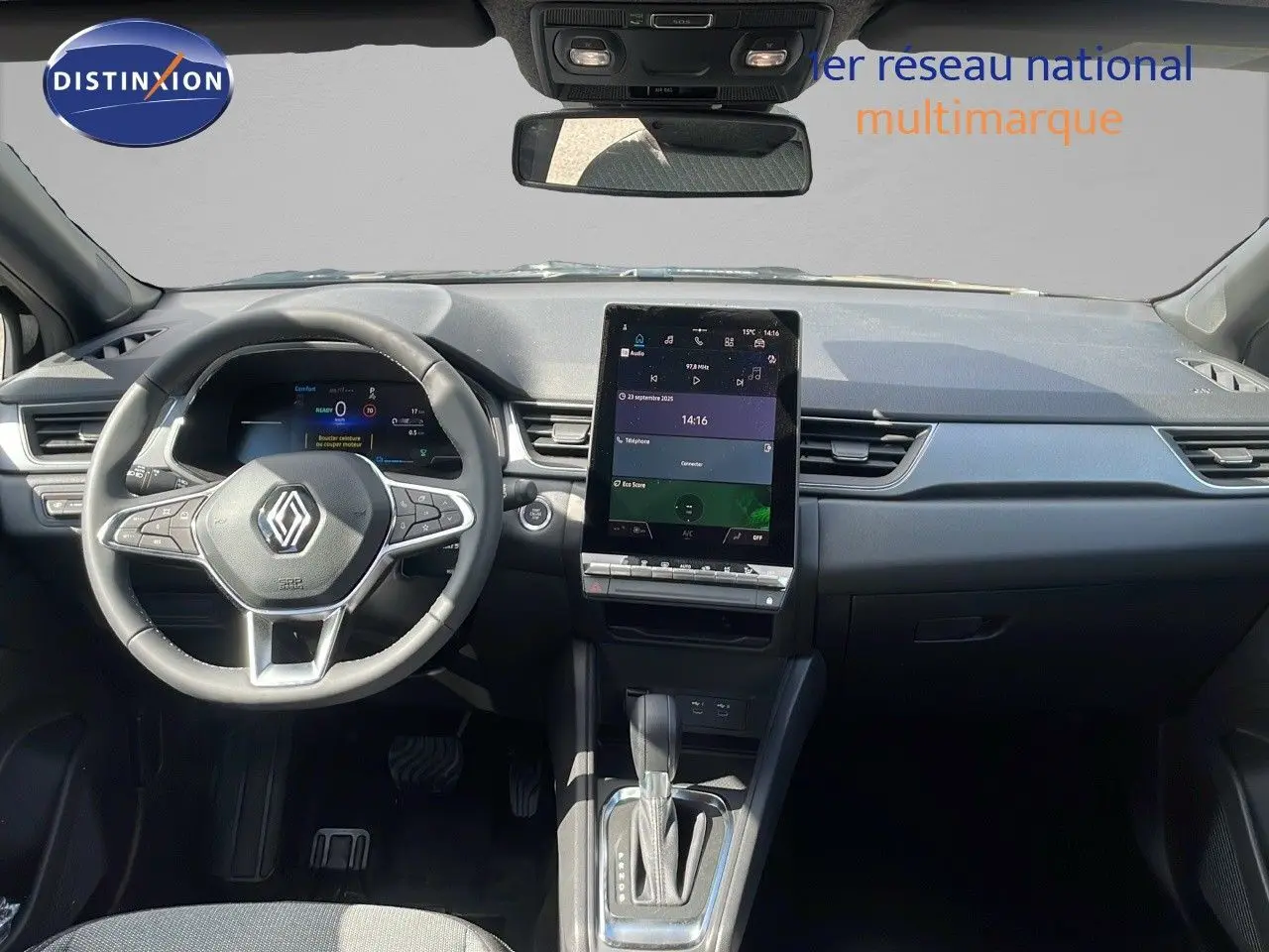Vue intérieure frontale du tableau de bord du Renault Captur 2025 noir étoile métal avec écran tactile vertical et volant multifonction.