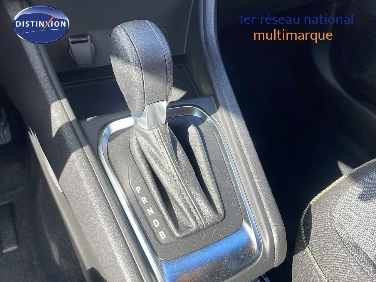 Le levier de vitesses automatique en cuir noir de la Renault Captur 1.6 E-TECH hybride, vue intérieure rapprochée.