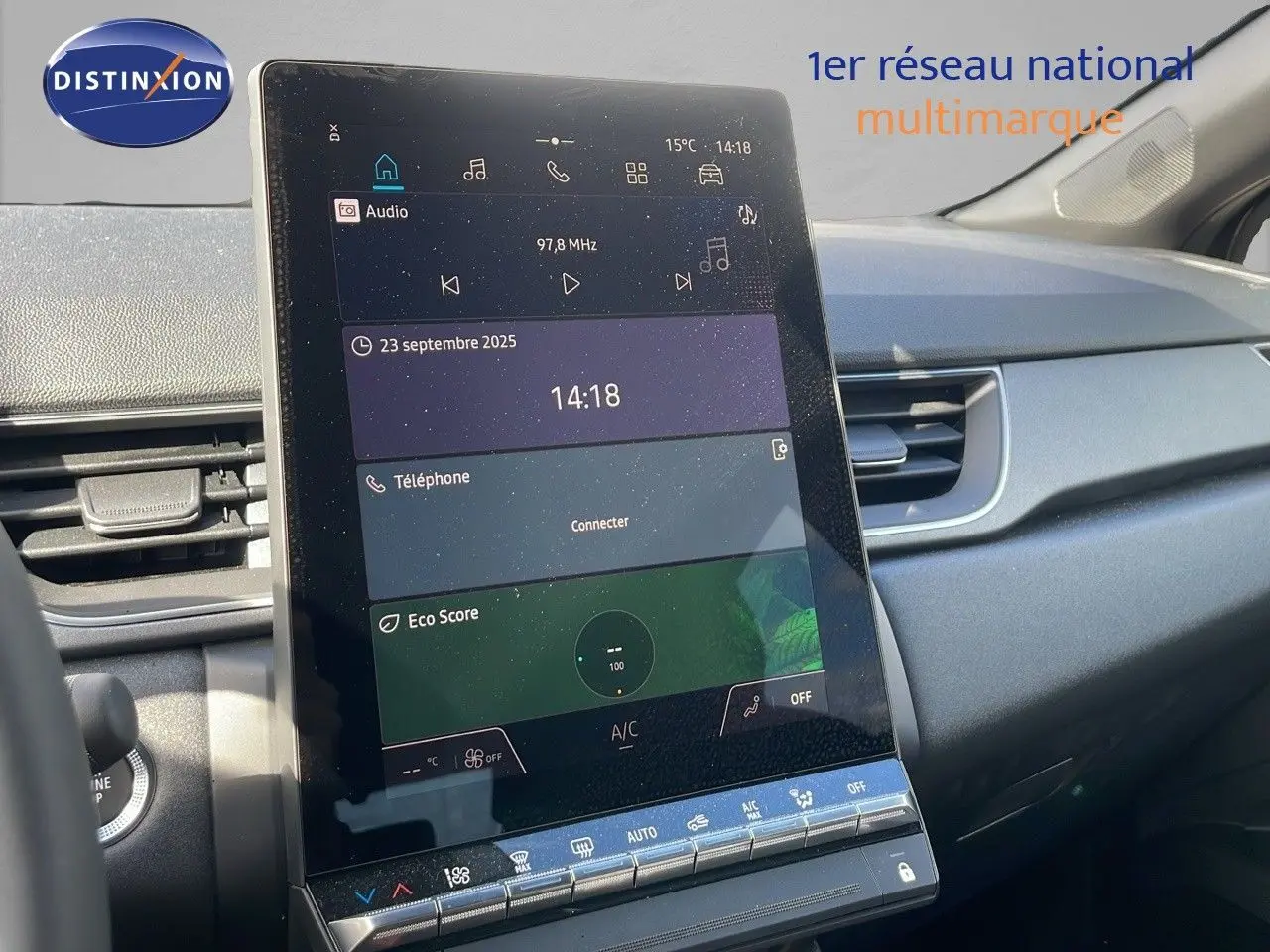 Vue intérieure centrée sur l’écran tactile vertical du tableau de bord du Renault Captur noir étoile métal toit gris 2025.