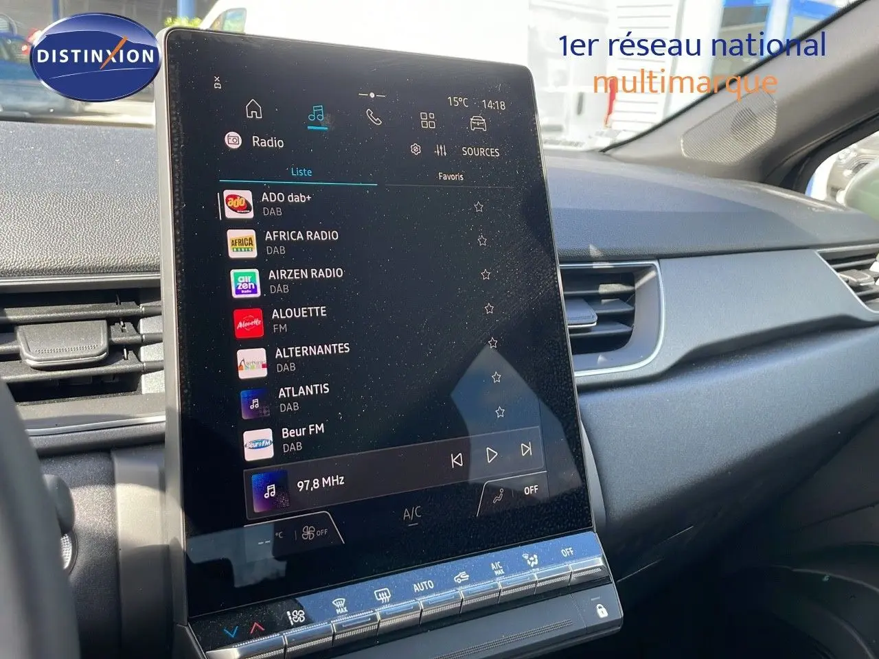Vue intérieure du tableau de bord du Renault Captur 2025, écran tactile central affichant les stations radio numériques.