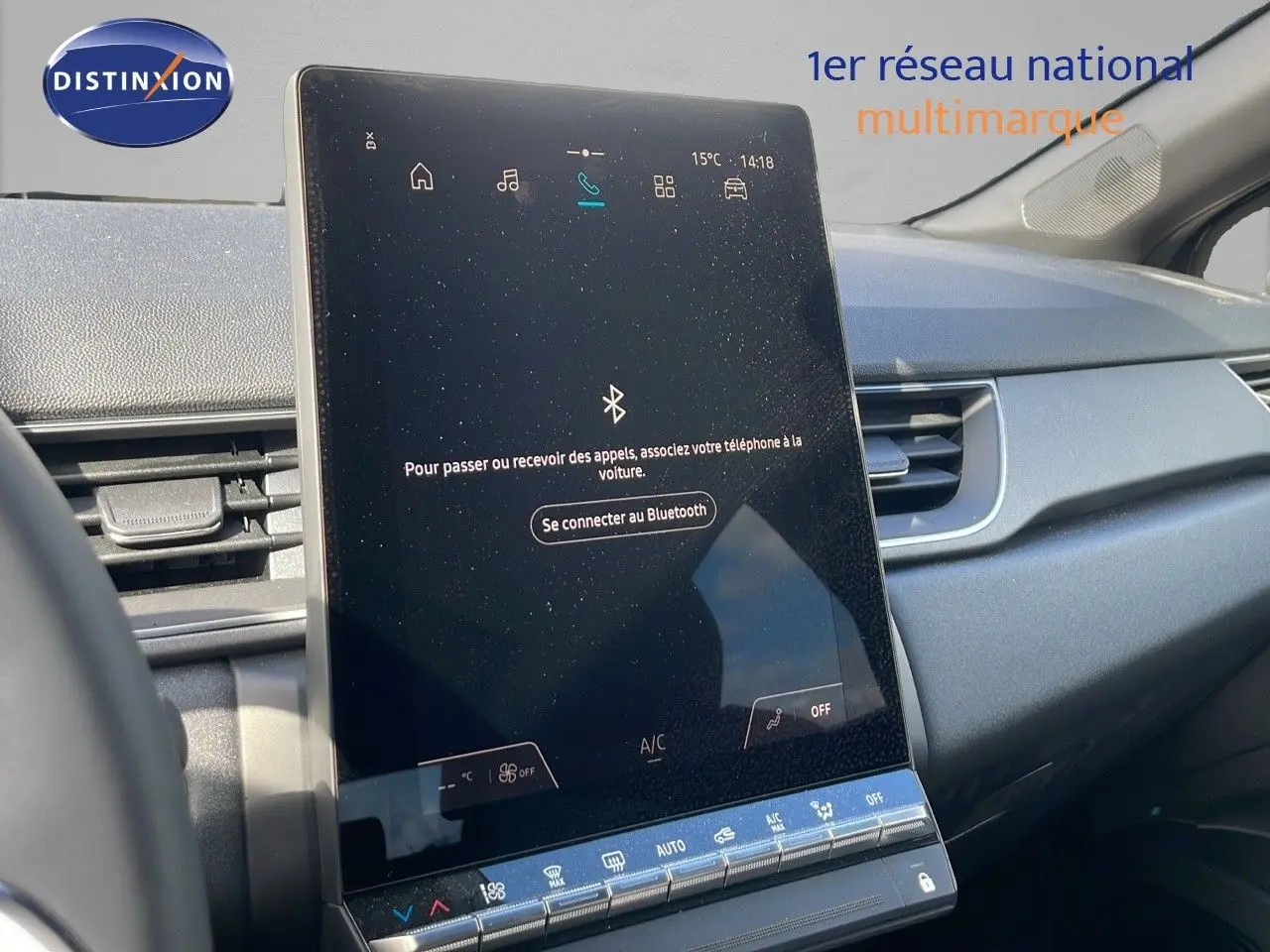 Vue intérieure du tableau de bord du Renault Captur 2025, écran tactile central noir avec commandes climatisation en dessous.