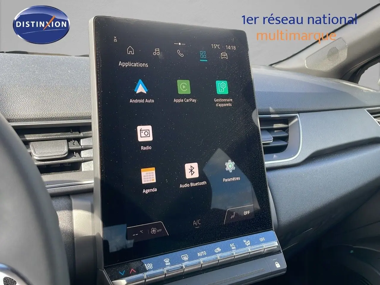 Vue intérieure centrée sur l'écran tactile vertical du tableau de bord du Renault Captur noir étoile métal avec toit gris.