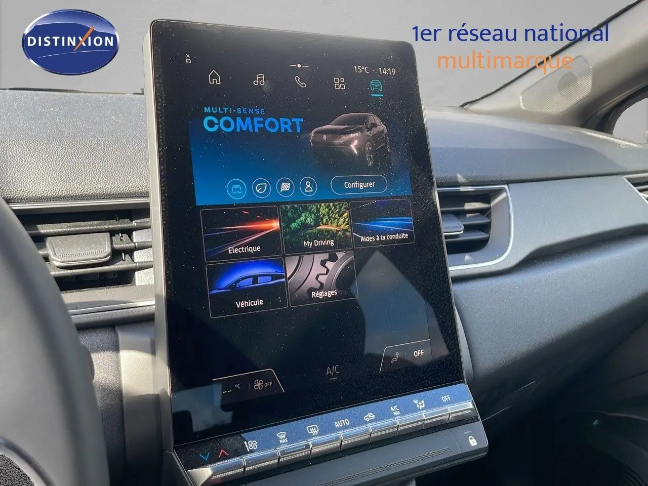 Vue intérieure du tableau de bord du Renault Captur 2025, écran tactile vertical avec interface multifonctions en mode confort.