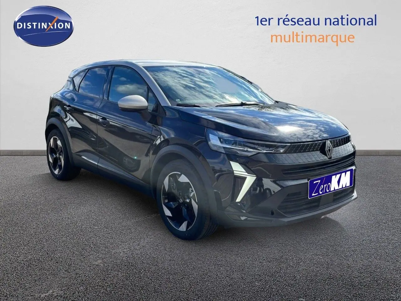 Renault Captur 2025 noir étoile métal avec toit gris, vue 3/4 avant mettant en valeur ses optiques LED et jantes biton.