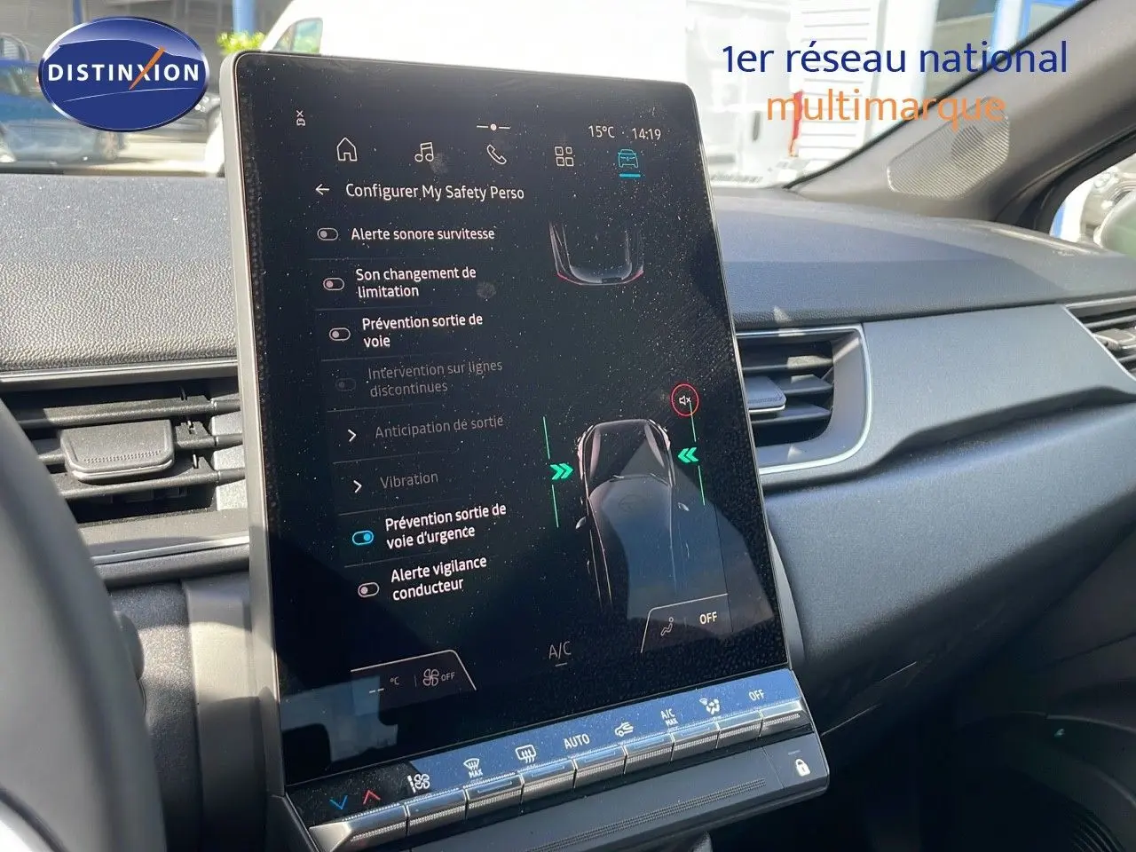 Vue intérieure du tableau de bord du Renault Captur 2025, écran tactile central affichant les options de sécurité.