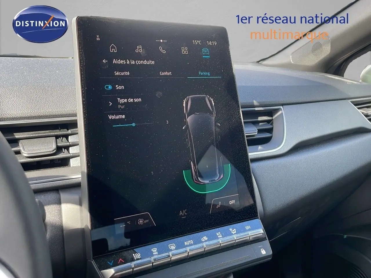 Vue intérieure du tableau de bord du Renault Captur 2025 hybride, écran tactile central affichant les aides à la conduite.
