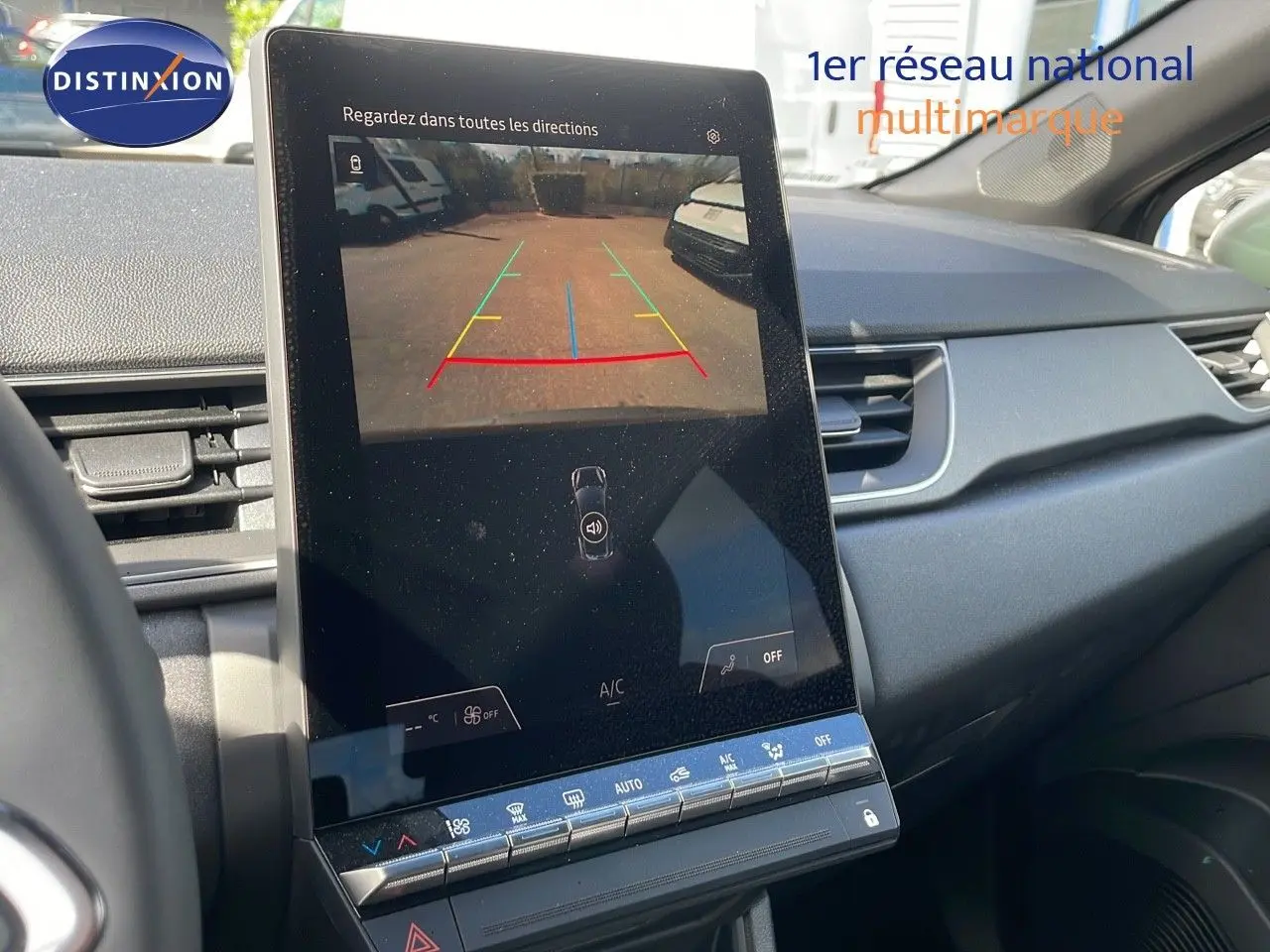 Vue intérieure du tableau de bord du Renault Captur 2025, écran tactile affichant la caméra de recul, ambiance grise et noire.