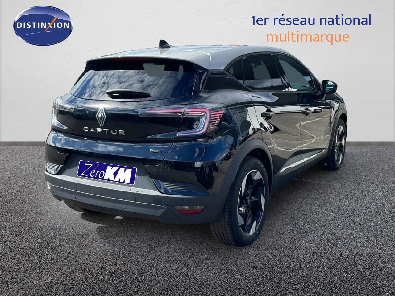 Vue 3/4 arrière droite du Renault Captur noir étoile métal avec toit gris, mettant en valeur ses feux LED distinctifs.