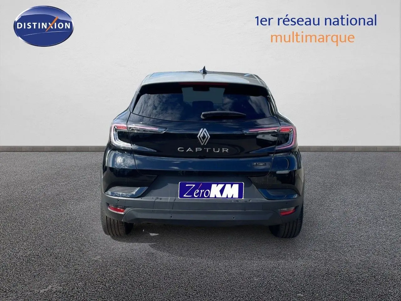 Vue arrière d’un Renault Captur noir étoile métal avec toit gris, affichant ses feux LED et logo distinctif.