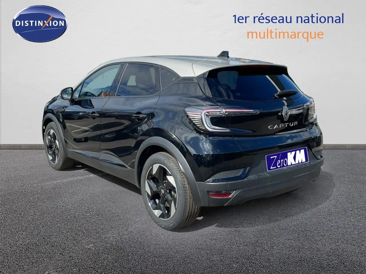 Vue 3/4 arrière droite du Renault Captur 2025 noir étoile métal avec toit gris et jantes biton.