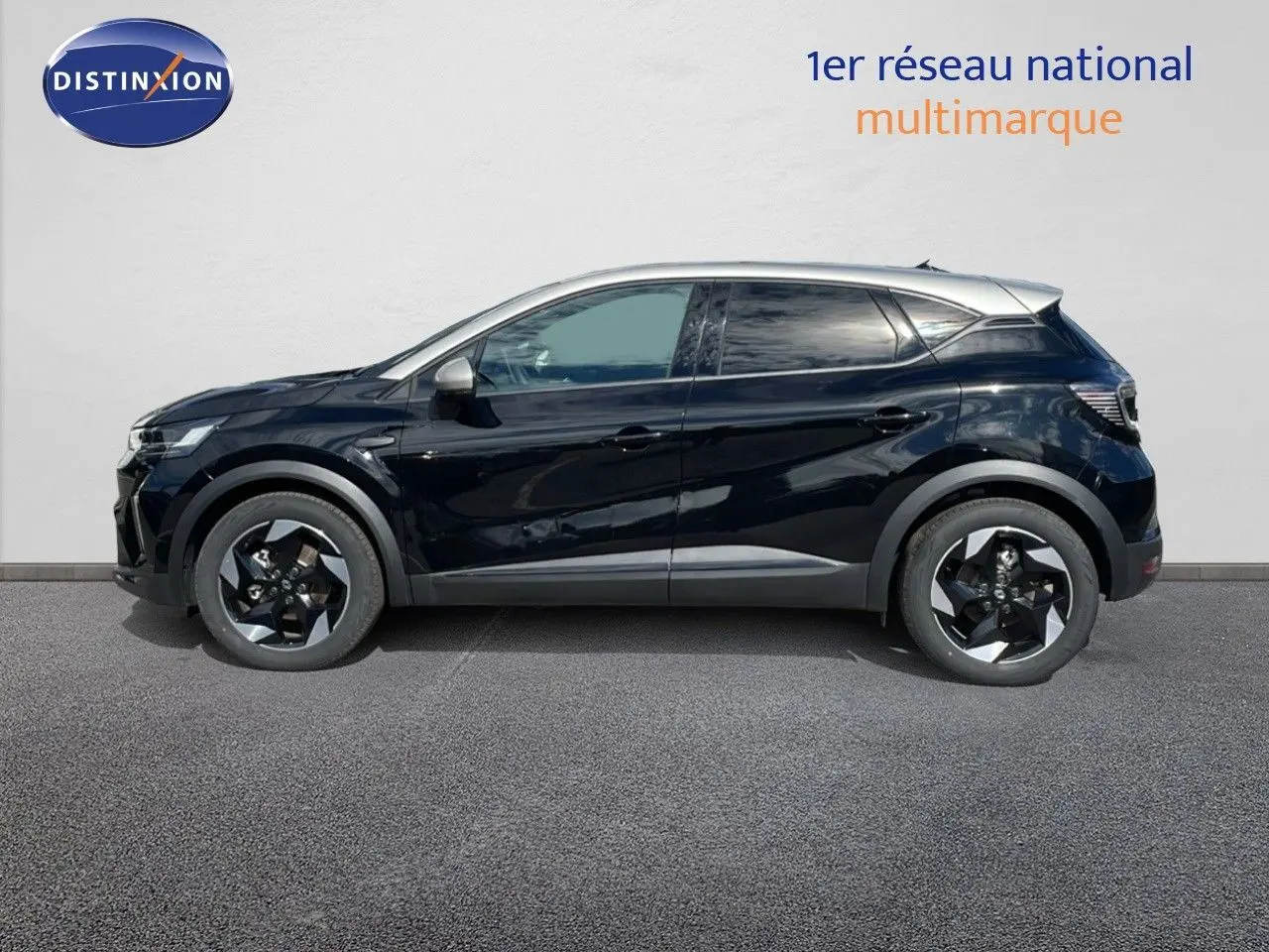 Profil droit du Renault Captur 2025 noir étoile métal avec toit gris, soulignant ses jantes bi-ton et lignes modernes.