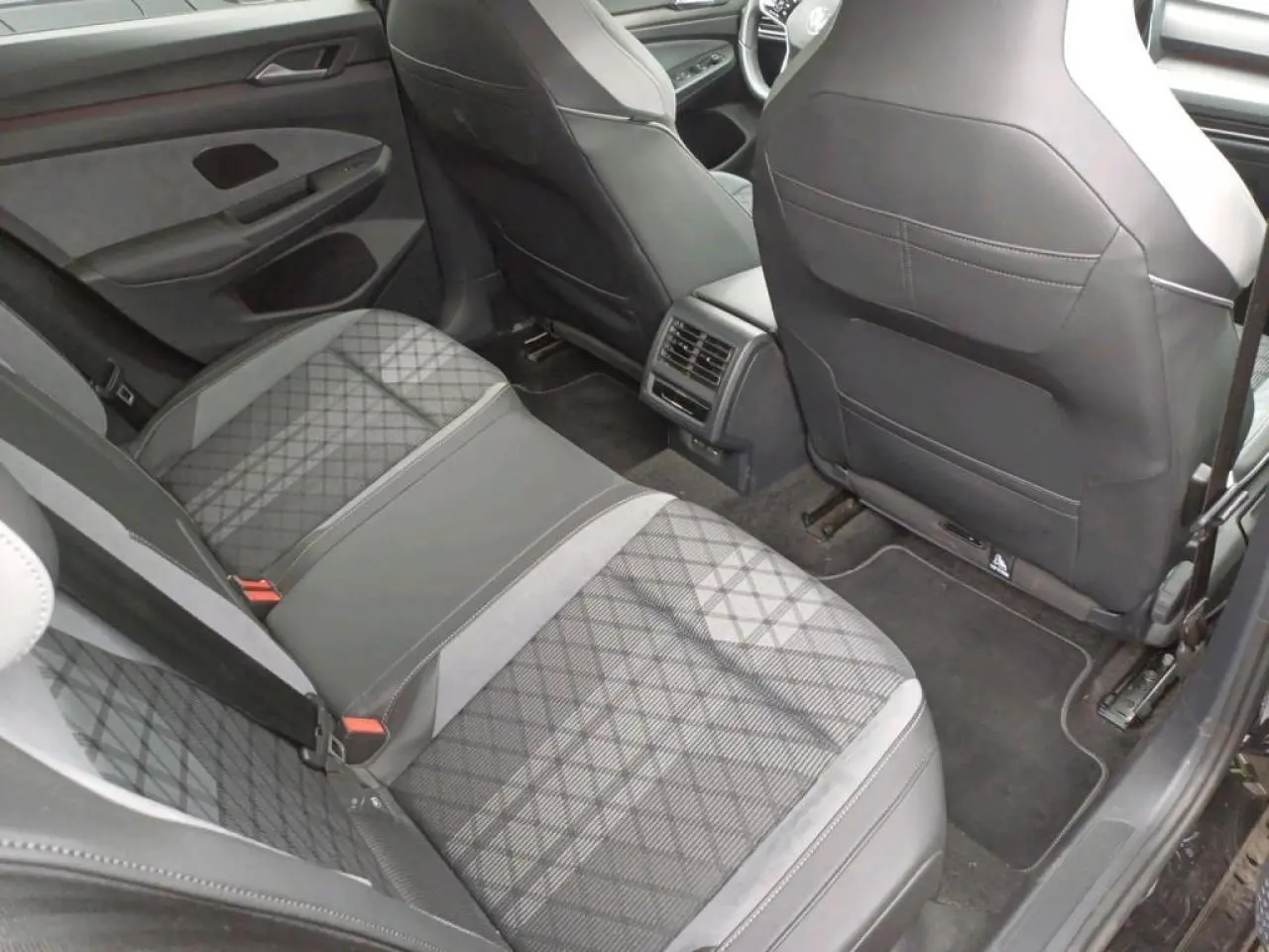 Vue intérieure côté droit des sièges arrière en tissu gris et noir de la Volkswagen Golf 8 R-Line 2024.