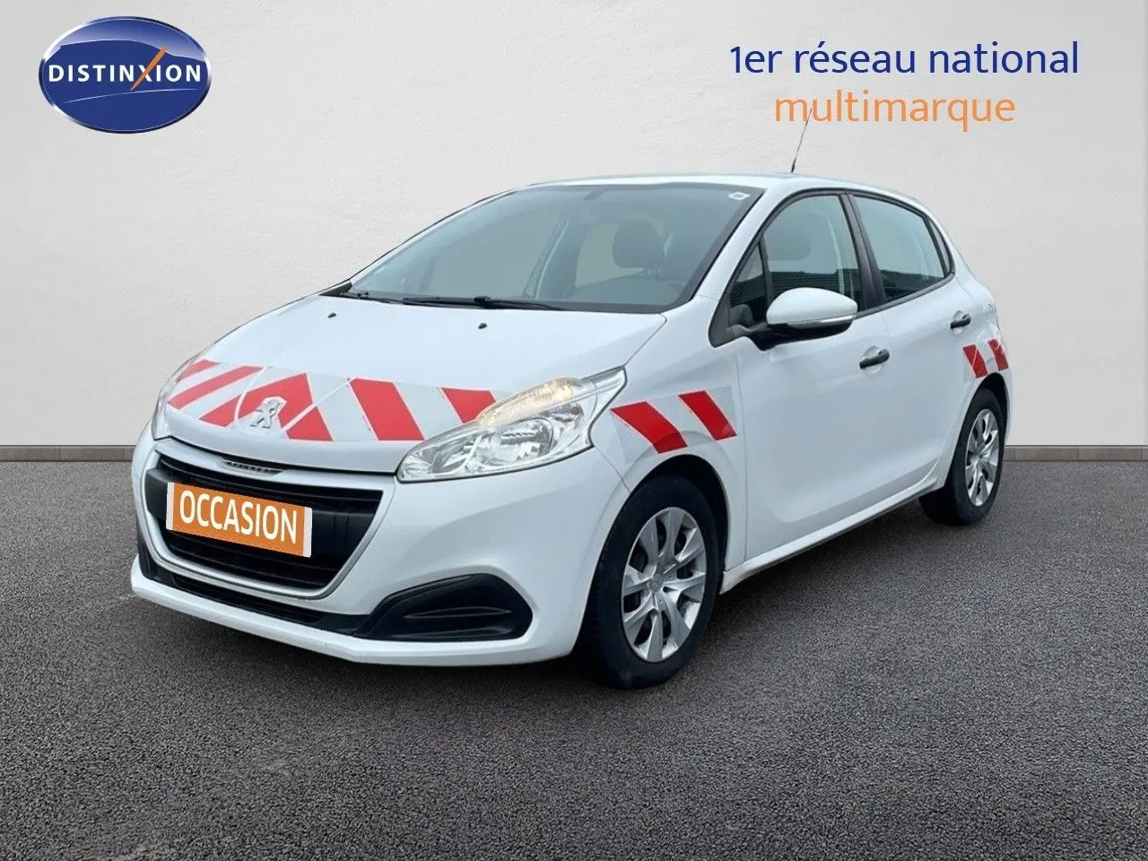 Peugeot 208 Société blanc banquise vue 3/4 avant droit avec bandes rouges diagonales sur capot et ailes.