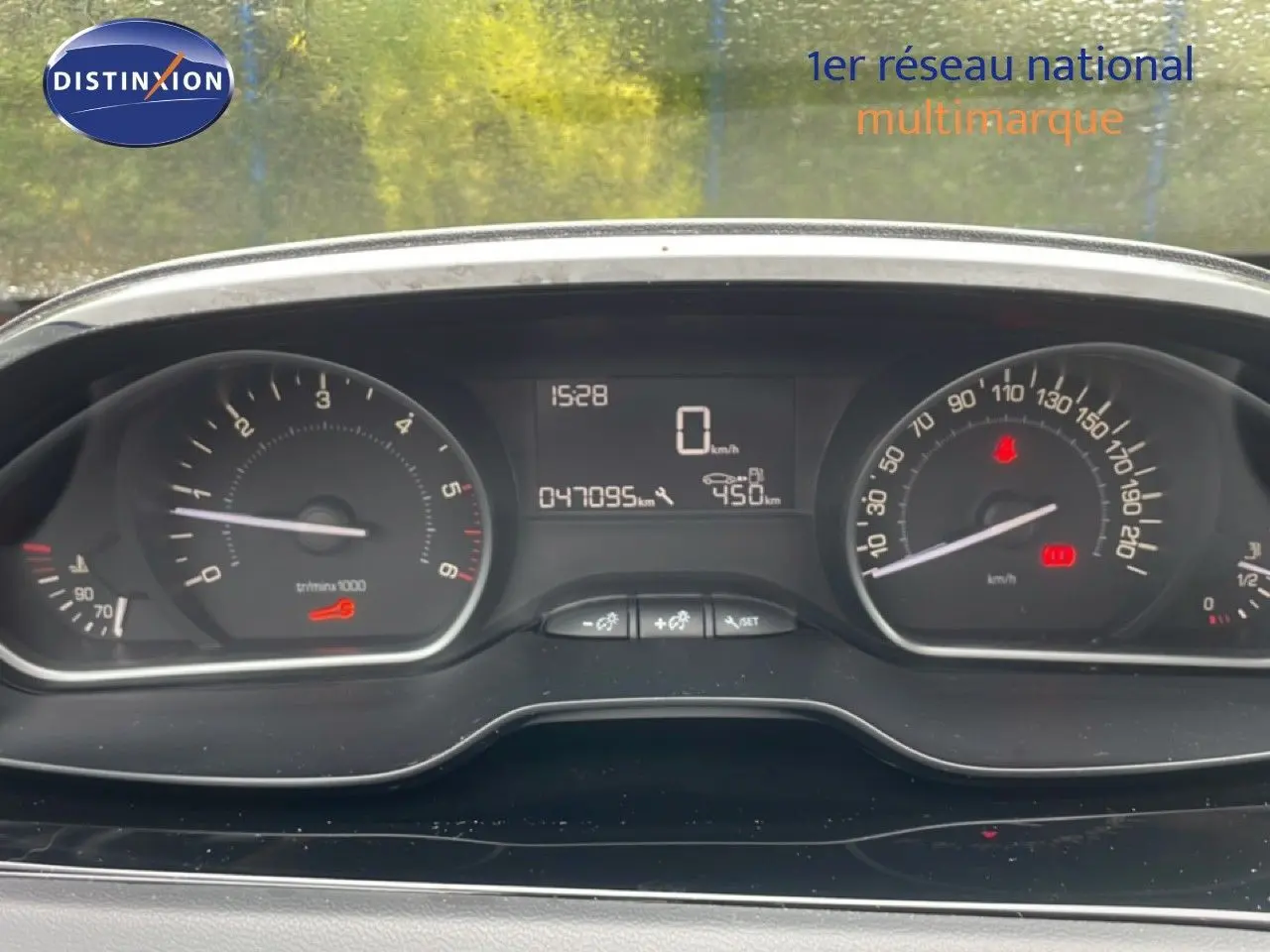 Vue rapprochée du tableau de bord de la Peugeot 208 Société blanc banquise, affichant le compteur et l’odomètre numérique.