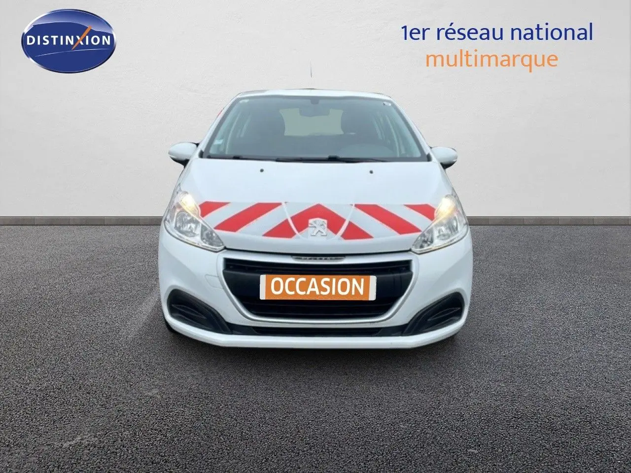 Vue avant d'une Peugeot 208 Société blanche avec marquage rouge diagonal sur le capot et plaque "OCCASION".