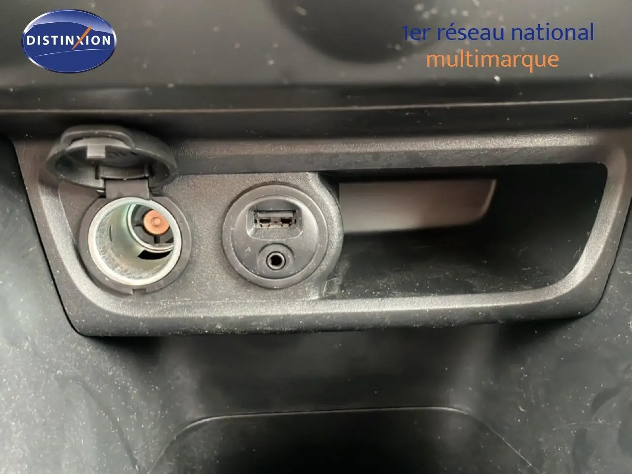 Détail de la console centrale avec prise allume-cigare et port USB sur Peugeot 208 Société blanc banquise.