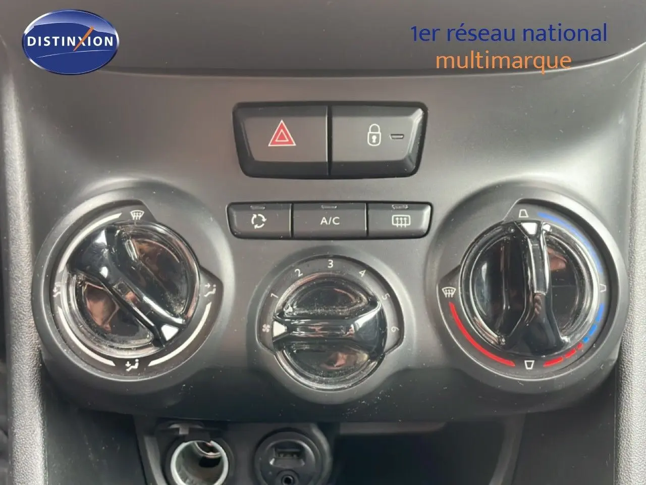 Vue rapprochée des commandes de climatisation et ventilation d’une Peugeot 208 Société blanche, version 2018.