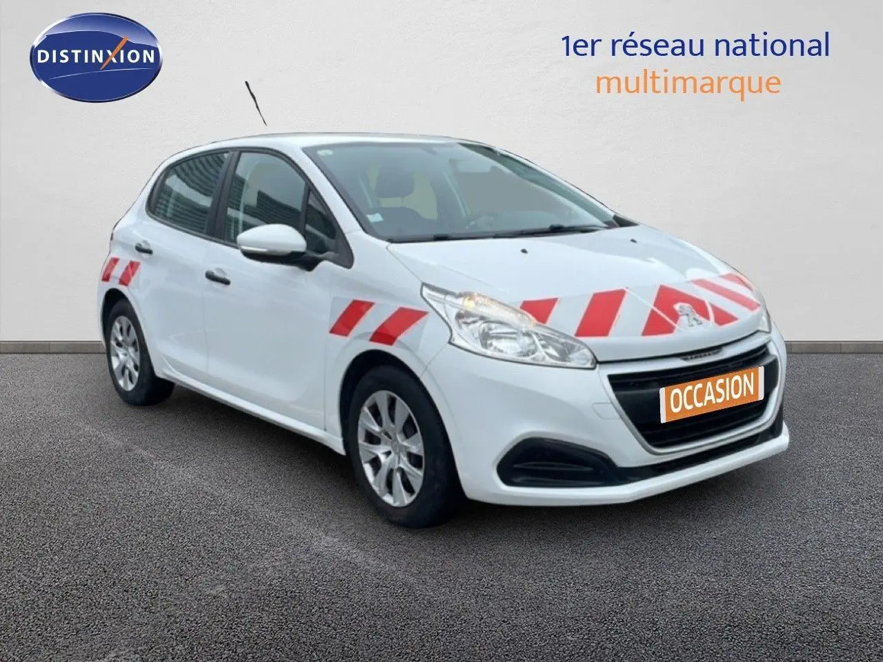 Vue 3/4 avant droit d'une Peugeot 208 Société blanche banquise avec bandes rouges diagonales sur capot et ailes.