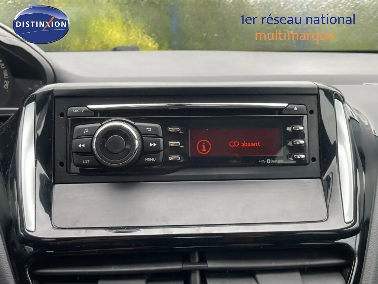 Gros plan sur la console centrale noire de la Peugeot 208 Société 2018, affichant un écran radio avec message "CD absent".