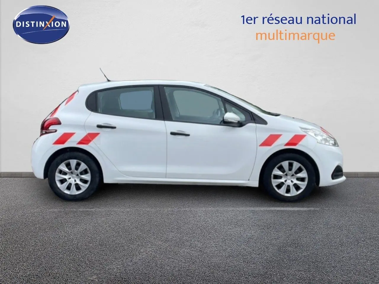 Profil côté gauche d'une Peugeot 208 Société blanche avec bandes rouges diagonales sur ailes avant et arrière.