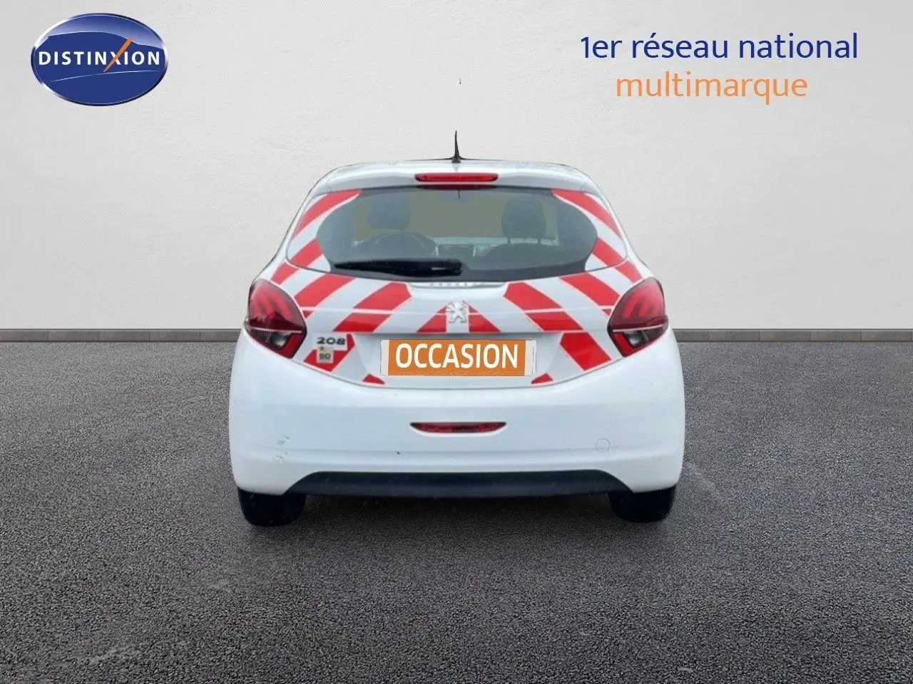 Vue arrière d'une Peugeot 208 Société blanche banquise avec marquages rouges et blancs, immatriculation "OCCASION" visible.