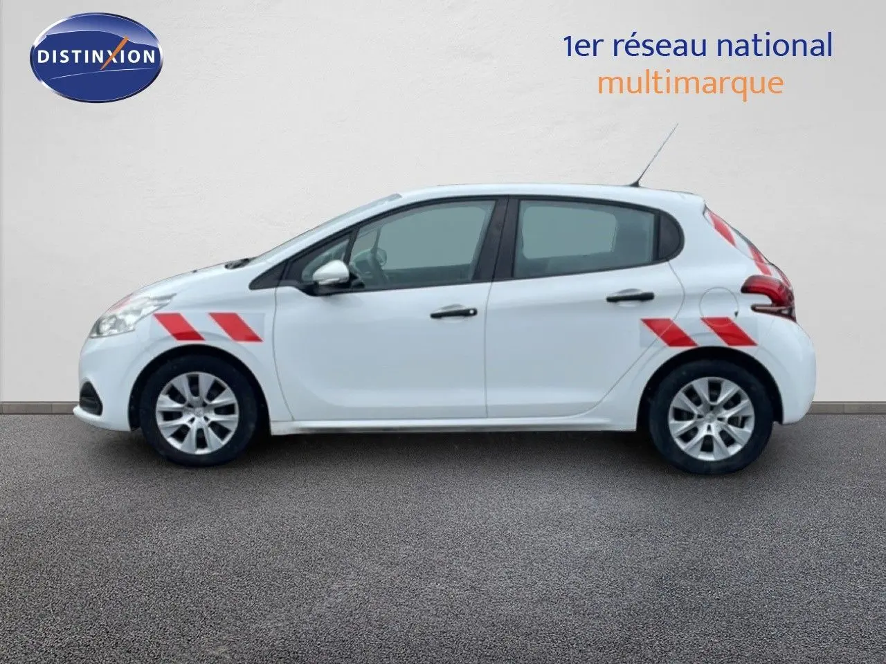 Vue de profil côté gauche d'une Peugeot 208 Société blanche avec bandes rouges diagonales sur ailes avant et arrière.