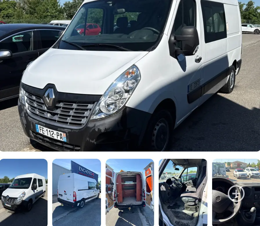 Renault Master blanc vu en 3/4 avant droit, avec calandre noire et pare-chocs avant partiellement noir.