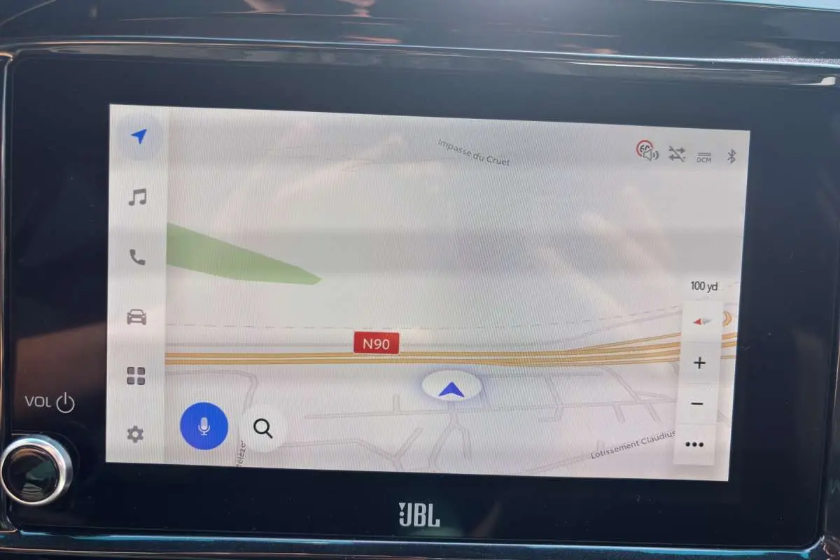 Écran multimédia 8 pouces avec navigation GPS affichée, intégré dans le tableau de bord du Toyota Hilux gris atlas.